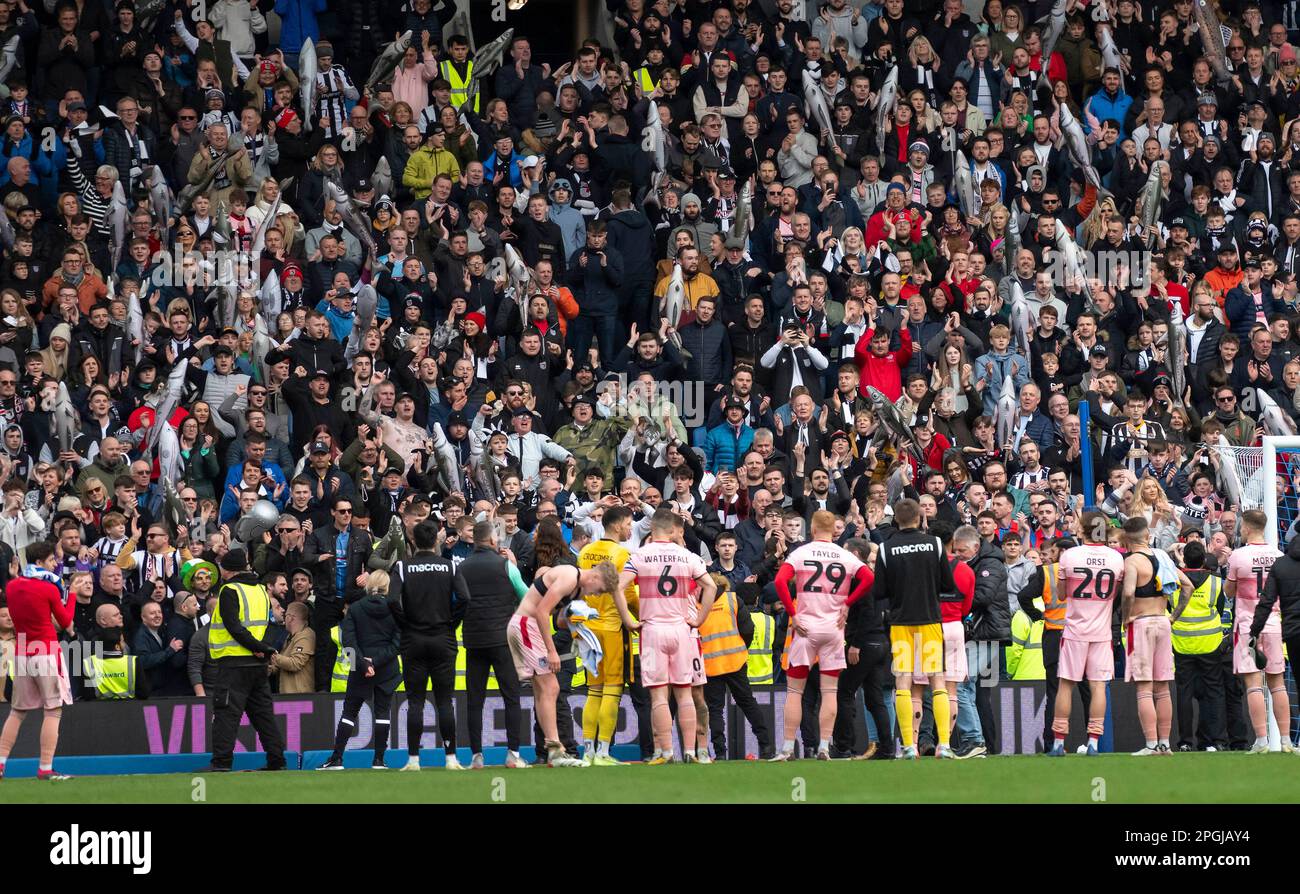 I fan di Grimsby si applaudono e fanno il tifo per la loro squadra, nonostante abbiano perso 5-0 anni dopo la partita di finale della fa Cup di Brighton e Hove Albion contro Grimsby Town Emirates all'American Express Community Stadium, Brighton, 19th marzo 2023 Foto Stock