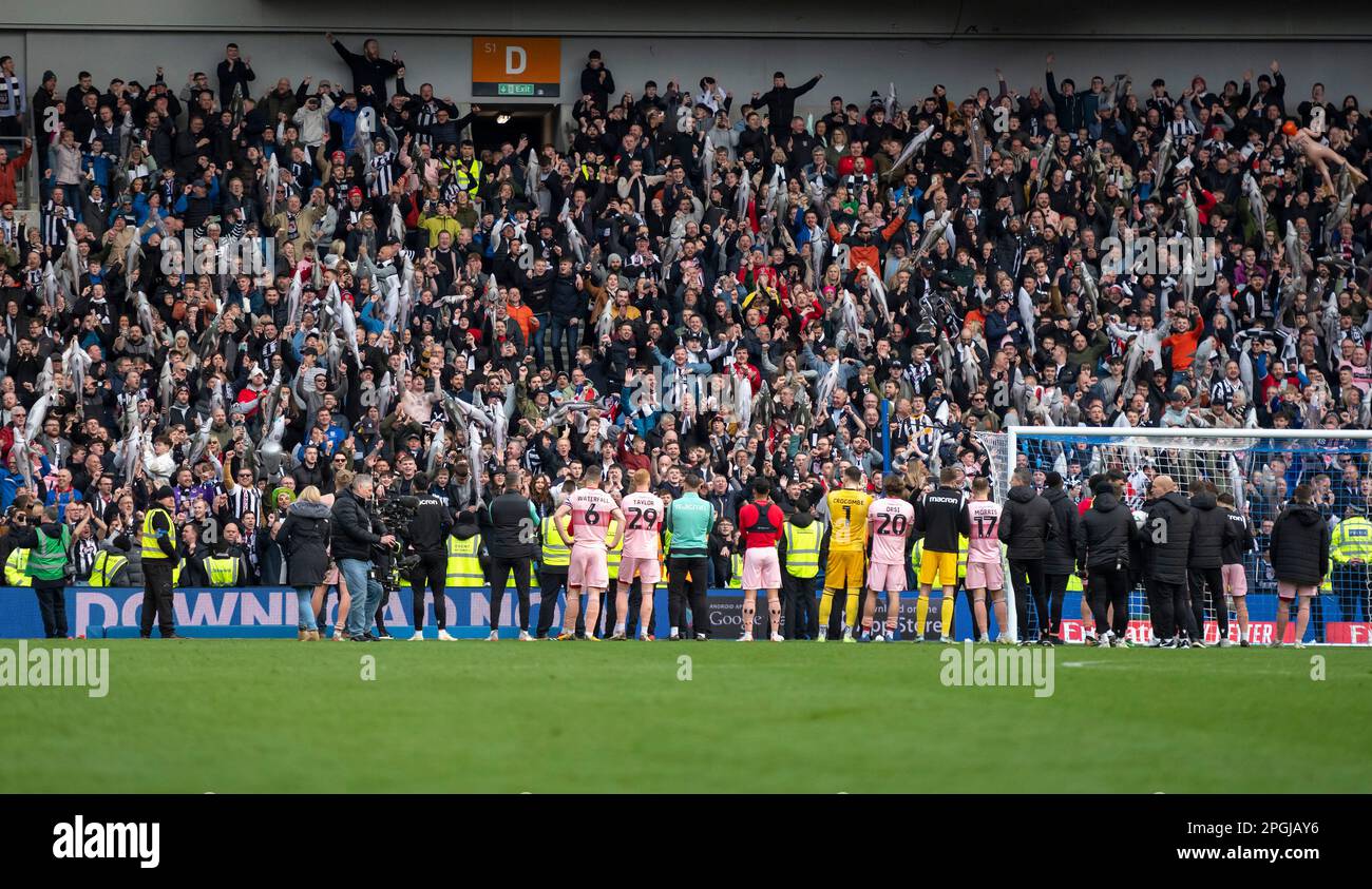 I fan di Grimsby si applaudono e fanno il tifo per la loro squadra, nonostante abbiano perso 5-0 anni dopo la partita di finale della fa Cup di Brighton e Hove Albion contro Grimsby Town Emirates all'American Express Community Stadium, Brighton, 19th marzo 2023 Foto Stock