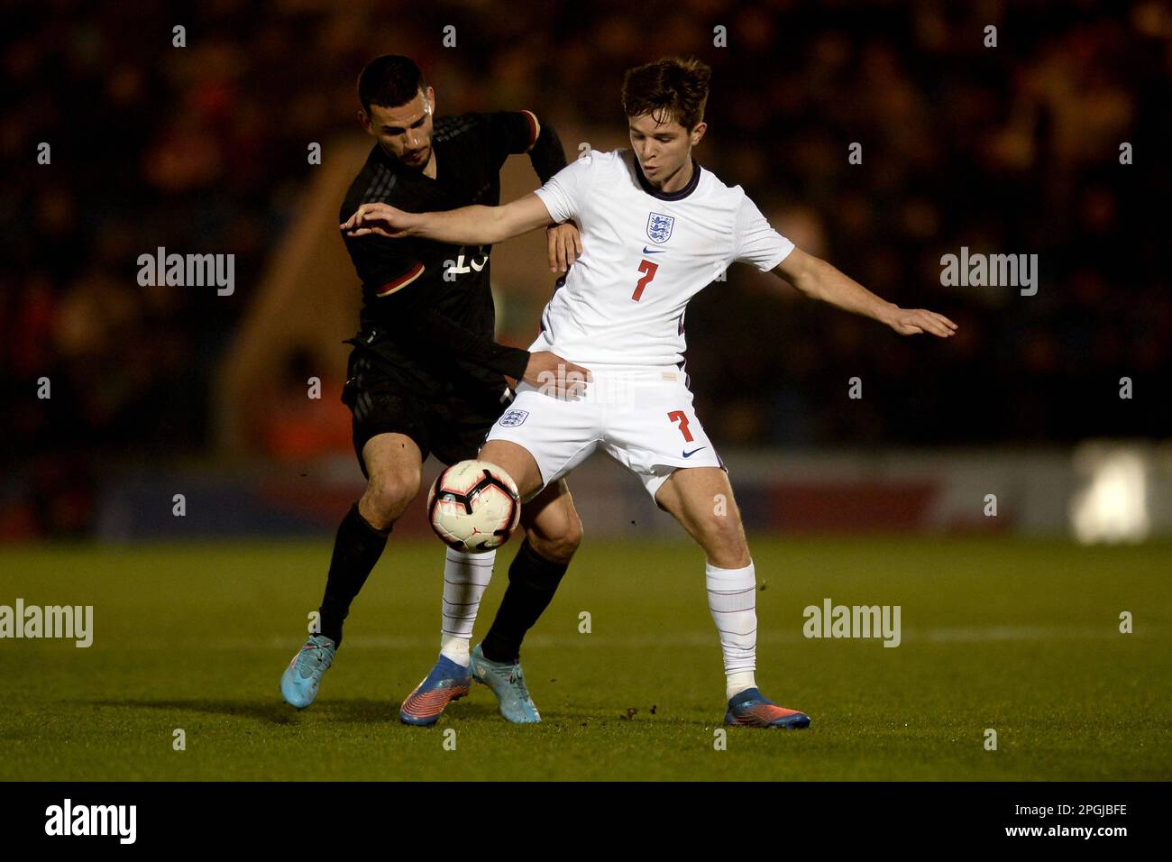 James McAtee of England U20 e Soufiane Messeguem of Germany U20 - England U20 contro Germany U20, International friendly, JobServe Community Stadium, Colchester, Regno Unito - 29th marzo 2022 Foto Stock