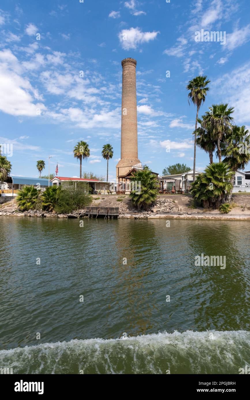 Chimney Park RV Resort sul fiume Rio Grande a Mission, Texas, sul confine con gli Stati Uniti messicani, guardando attraverso il fiume su terra. Foto Stock