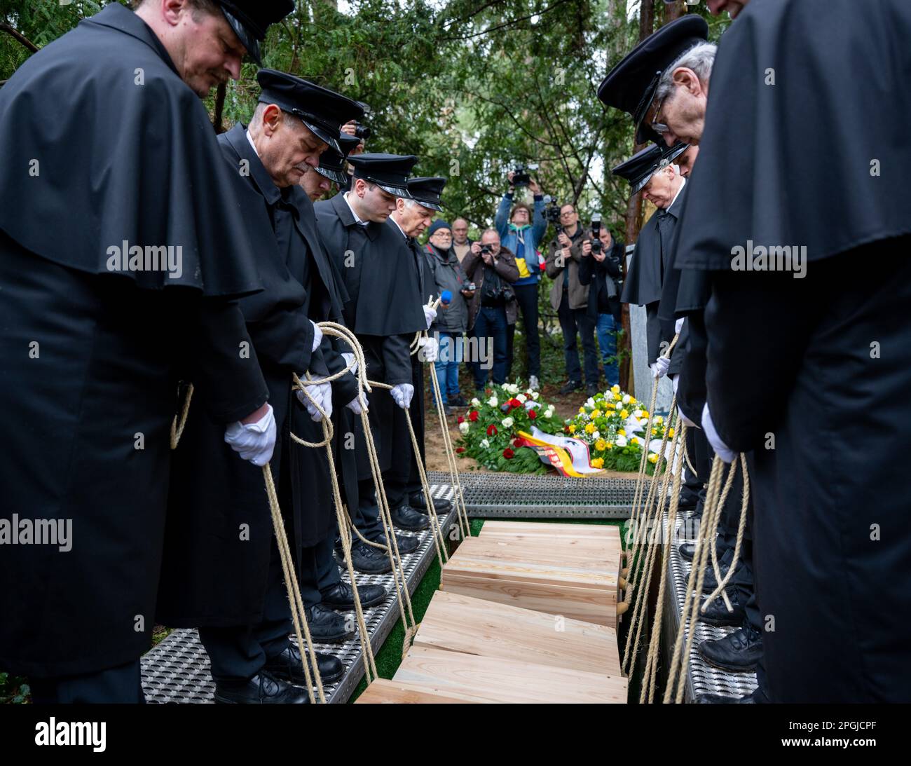 Berlino, Germania. 23rd Mar, 2023. Dopo il funerale, le scatole di ossa contenenti ossa umane vengono abbassate in una tomba a Waldfriedhof Dahlem. I resti umani recuperati durante diversi scavi nel campus di Freie Universität Berlino dal 2015 provengono da vittime di contesti criminali, in particolare da collezioni dell'ex Kaiser Wilhelm Institute for Antropology, Human Heredity, ed Eugenics. Secondo la ricerca scientifica, alcune ossa potrebbero provenire da vittime di crimini nazionalsocialisti. Credit: Monika Skolimowska/dpa/Alamy Live News Foto Stock