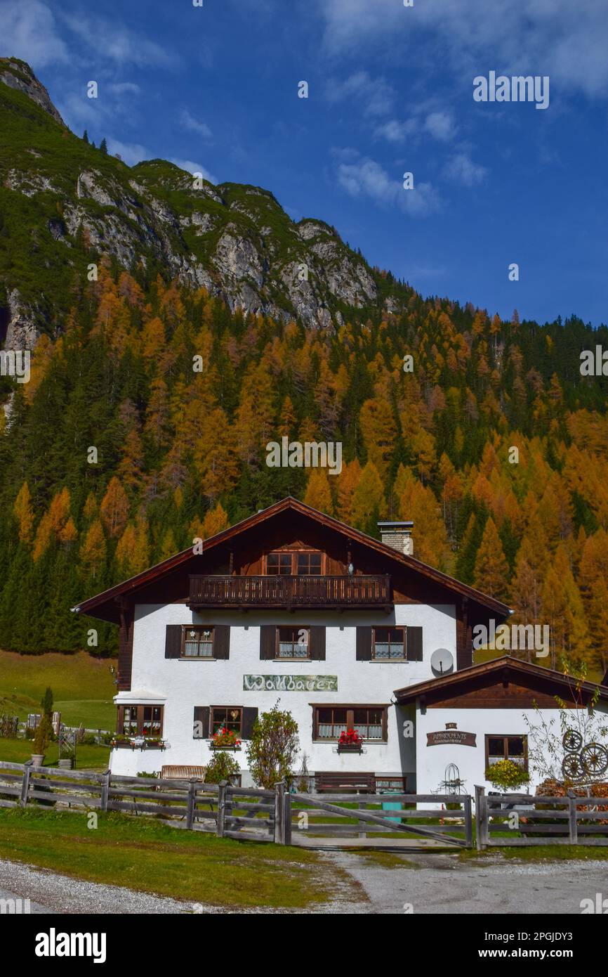 Un'antica casa tradizionale nelle Alpi austriache. Alpi tirolesi vicino Stubai. Foto Stock