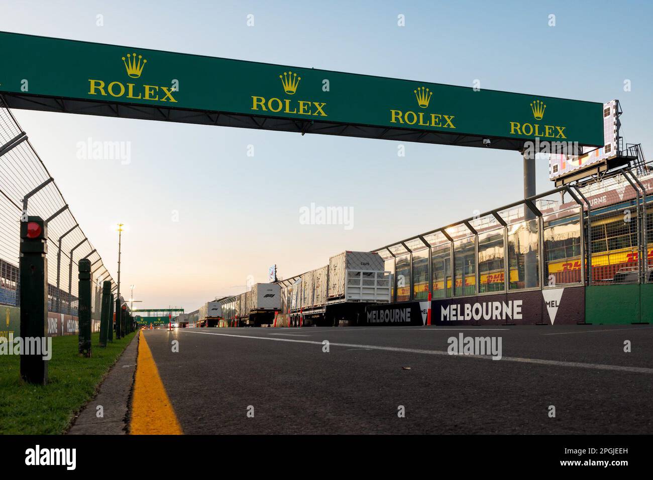 Albert Park, Melbourne. Giovedì, 23 marzo, 2023.F1 i container per la spedizione allineano il rettilineo principale del circuito di Albert Park Grand Prix durante i preparativi in pista in vista del Gran Premio di Formula 1 australiano. Credit: Corleve/Alamy Live News Foto Stock