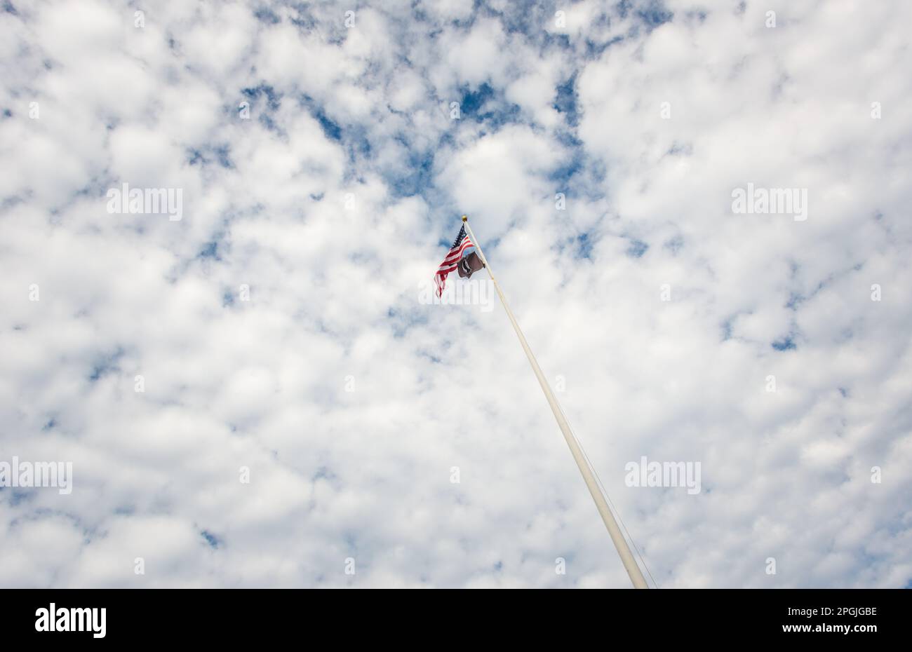 American e POW-mia Flag Flying High in the Sky Foto Stock