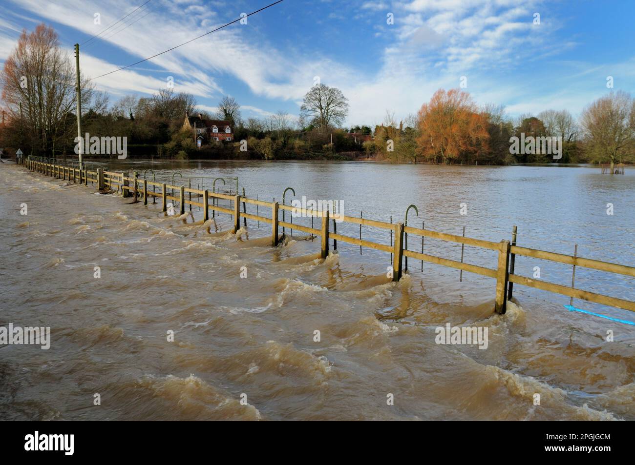 Acqua di alluvione che scorre attraverso una strada dai campi accanto al fiume Avon a Reybridge, vicino Lacock, Wiltshire nel gennaio 2008. Foto Stock