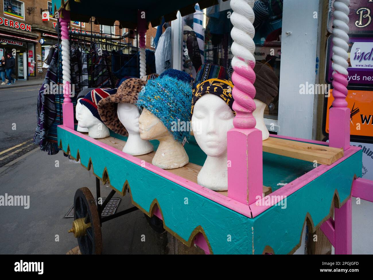 Cappelli in vendita al di fuori di un negozio a Whitby che è noto per i venti freddi che soffiano fuori del Mare del Nord Foto Stock