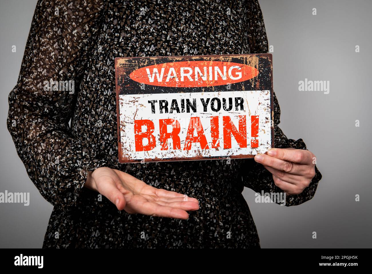 Allenate il vostro cervello. Segnale di avvertenza con testo. Foto Stock