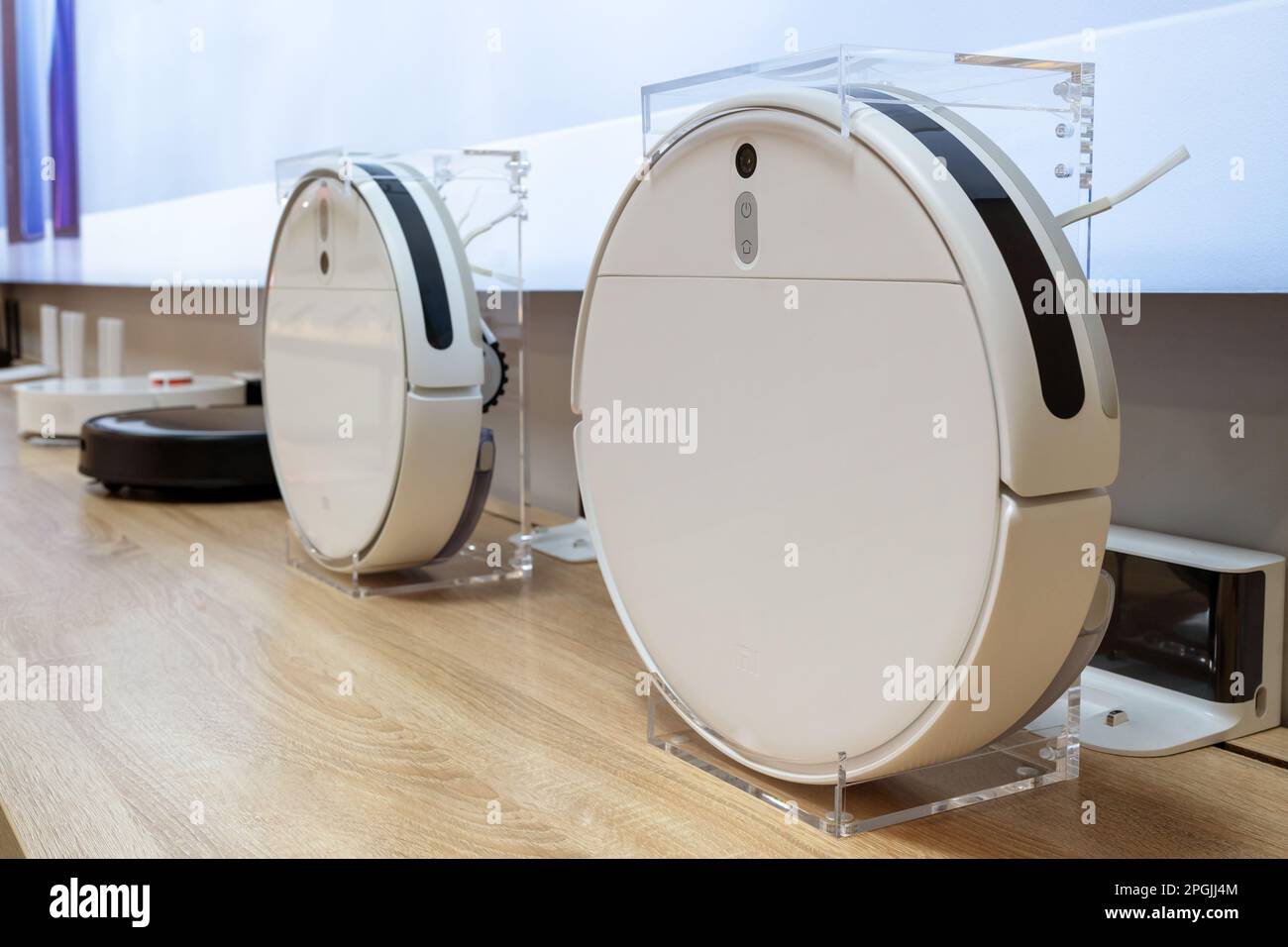 Aspirapolvere robotizzati presso il negozio di elettrodomestici. Foto Stock
