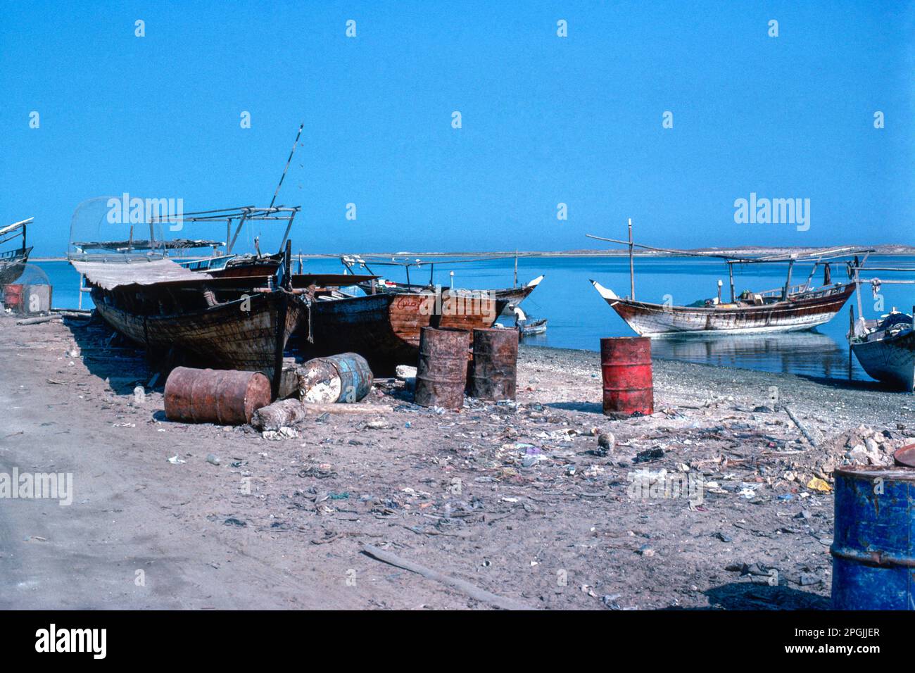 Al Rams UAE 1976 – i dhow si sono arenati nel porto presso il villaggio costiero di al Rams, nel nord dell'Emirato di Ras al Khaimah, sulla costa del Golfo Arabo degli Emirati Arabi Uniti Foto Stock