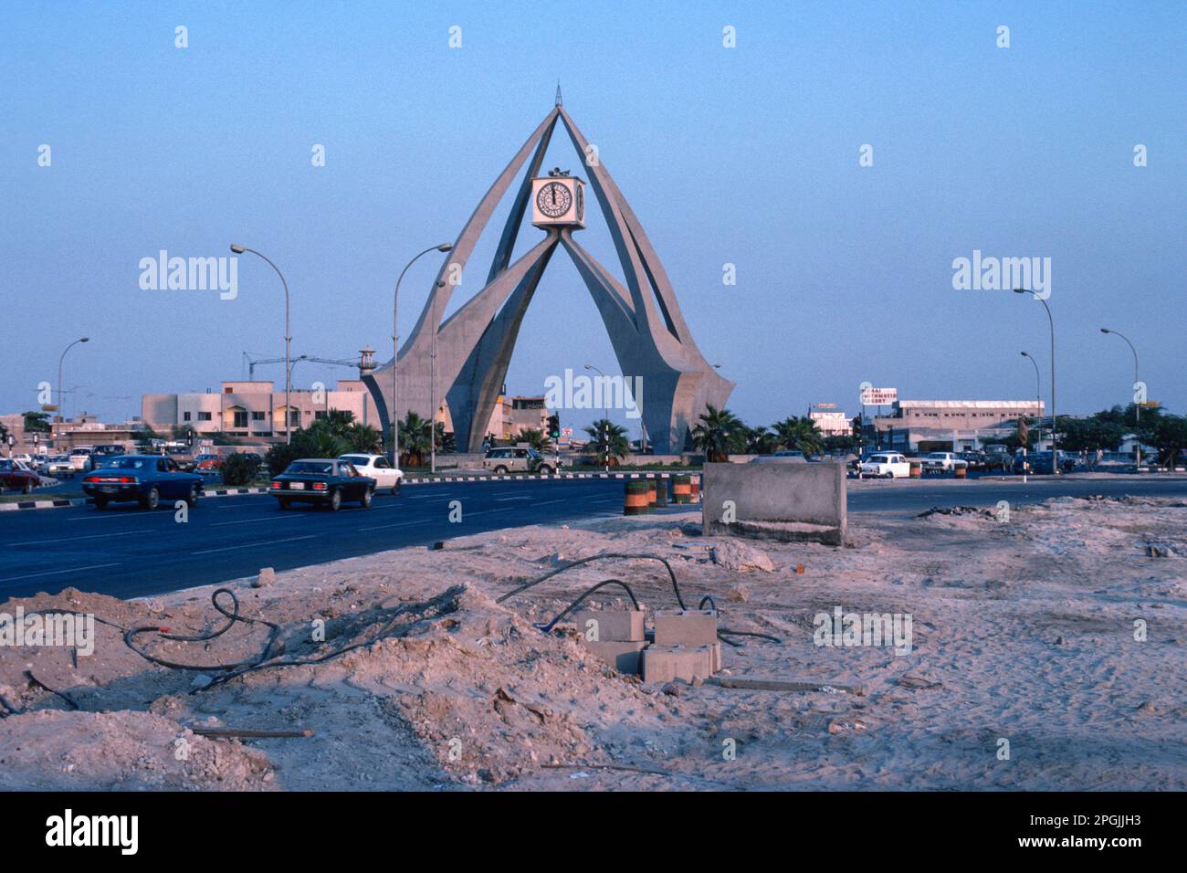 Dubai UAE 1976 – Torre dell'orologio di Deira alla rotatoria all'incrocio tra Umm Hurair Road e al Maktoum Road nell'area al Rigga di Dubai negli Emirati Arabi Uniti Foto Stock