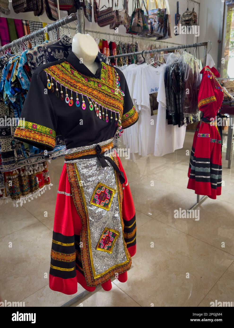Un costume femminile ricamato in modo elaborato appartenente alla minoranza etnica Mnong in vendita in un negozio di souvenir a buon Jun, Lien Son, nel centro del Vietnam Foto Stock