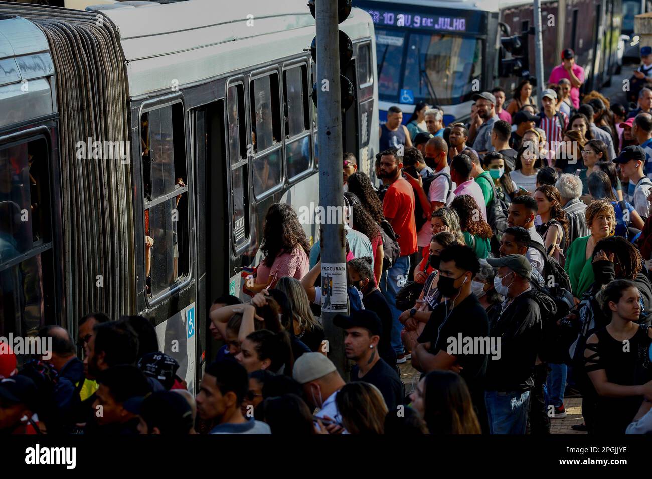 SP - Sao Paulo - 03/23/2023 - SAO PAULO, SCIOPERO DELLA METROPOLITANA - fermate di autobus affollate di fronte alla stazione Luz a causa dello sciopero della metropolitana a Sao Paulo che ha iniziato alle 00:00 questo Giovedi (23 ). Tra le richieste della categoria figurano l'apertura di una gara d'appalto pubblica per l'assunzione di emergenza, la fine dell'outsourcing e il pagamento dell'indennità in cambio del RPP (profit sharing) che, secondo il sindacato, non è stato trasferito ai lavoratori negli ultimi 2 anni. Tutte le linee gestite dalla metropolitana sono state interessate, linee 1 blu, 2 verde, 3 rosso e 15 argento della monorotaia. Foto: Suamy Beydoun/AGIF/Sipa USA Foto Stock