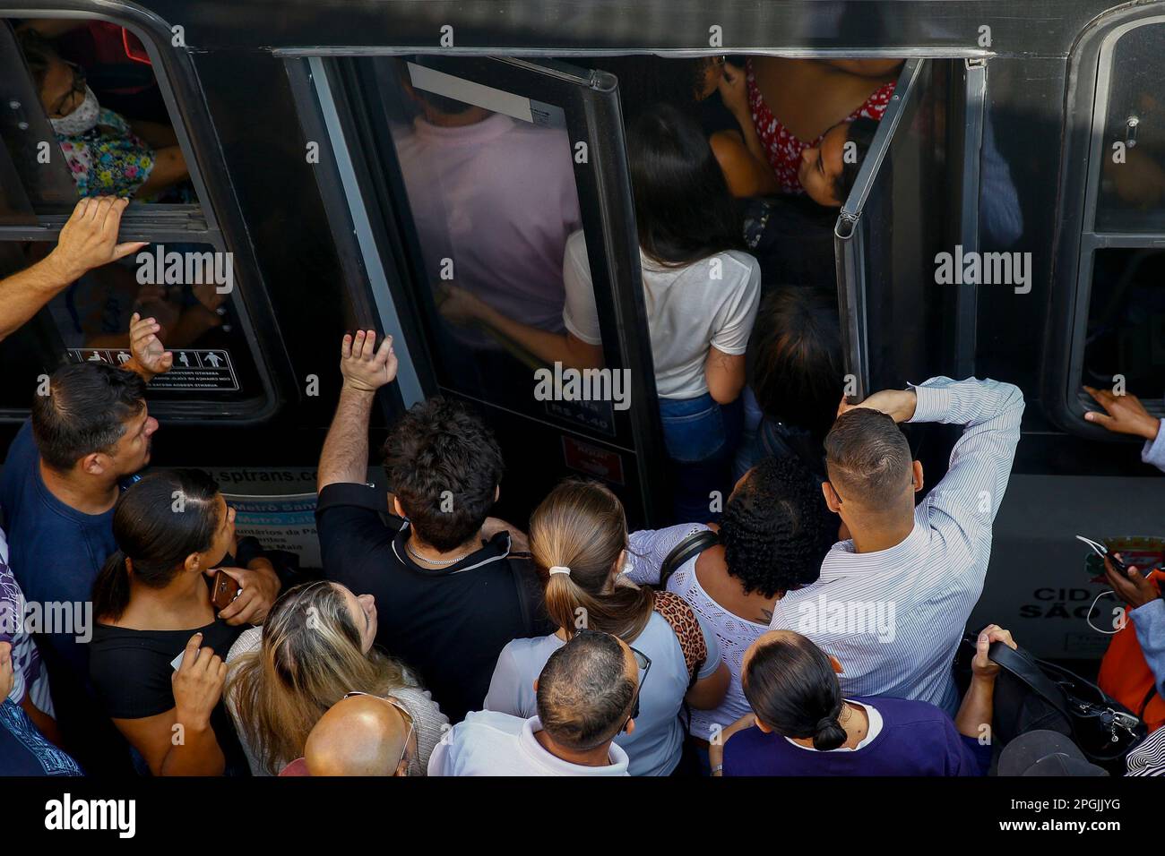 SP - Sao Paulo - 03/23/2023 - SAO PAULO, SCIOPERO DELLA METROPOLITANA - fermate di autobus affollate di fronte alla stazione Luz a causa dello sciopero della metropolitana a Sao Paulo che ha iniziato alle 00:00 questo Giovedi (23 ). Tra le richieste della categoria figurano l'apertura di una gara d'appalto pubblica per l'assunzione di emergenza, la fine dell'outsourcing e il pagamento dell'indennità in cambio del RPP (profit sharing) che, secondo il sindacato, non è stato trasferito ai lavoratori negli ultimi 2 anni. Tutte le linee gestite dalla metropolitana sono state interessate, linee 1 blu, 2 verde, 3 rosso e 15 argento della monorotaia. Foto: Suamy Beydoun/AGIF/Sipa USA Foto Stock