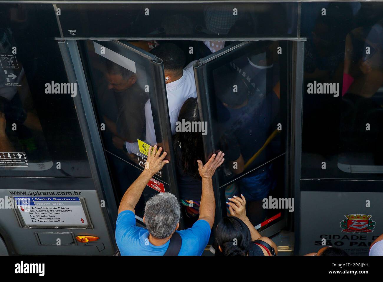 SP - Sao Paulo - 03/23/2023 - SAO PAULO, SCIOPERO DELLA METROPOLITANA - fermate di autobus affollate di fronte alla stazione Luz a causa dello sciopero della metropolitana a Sao Paulo che ha iniziato alle 00:00 questo Giovedi (23 ). Tra le richieste della categoria figurano l'apertura di una gara d'appalto pubblica per l'assunzione di emergenza, la fine dell'outsourcing e il pagamento dell'indennità in cambio del RPP (profit sharing) che, secondo il sindacato, non è stato trasferito ai lavoratori negli ultimi 2 anni. Tutte le linee gestite dalla metropolitana sono state interessate, linee 1 blu, 2 verde, 3 rosso e 15 argento della monorotaia. Foto: Suamy Beydoun/AGIF/Sipa USA Foto Stock