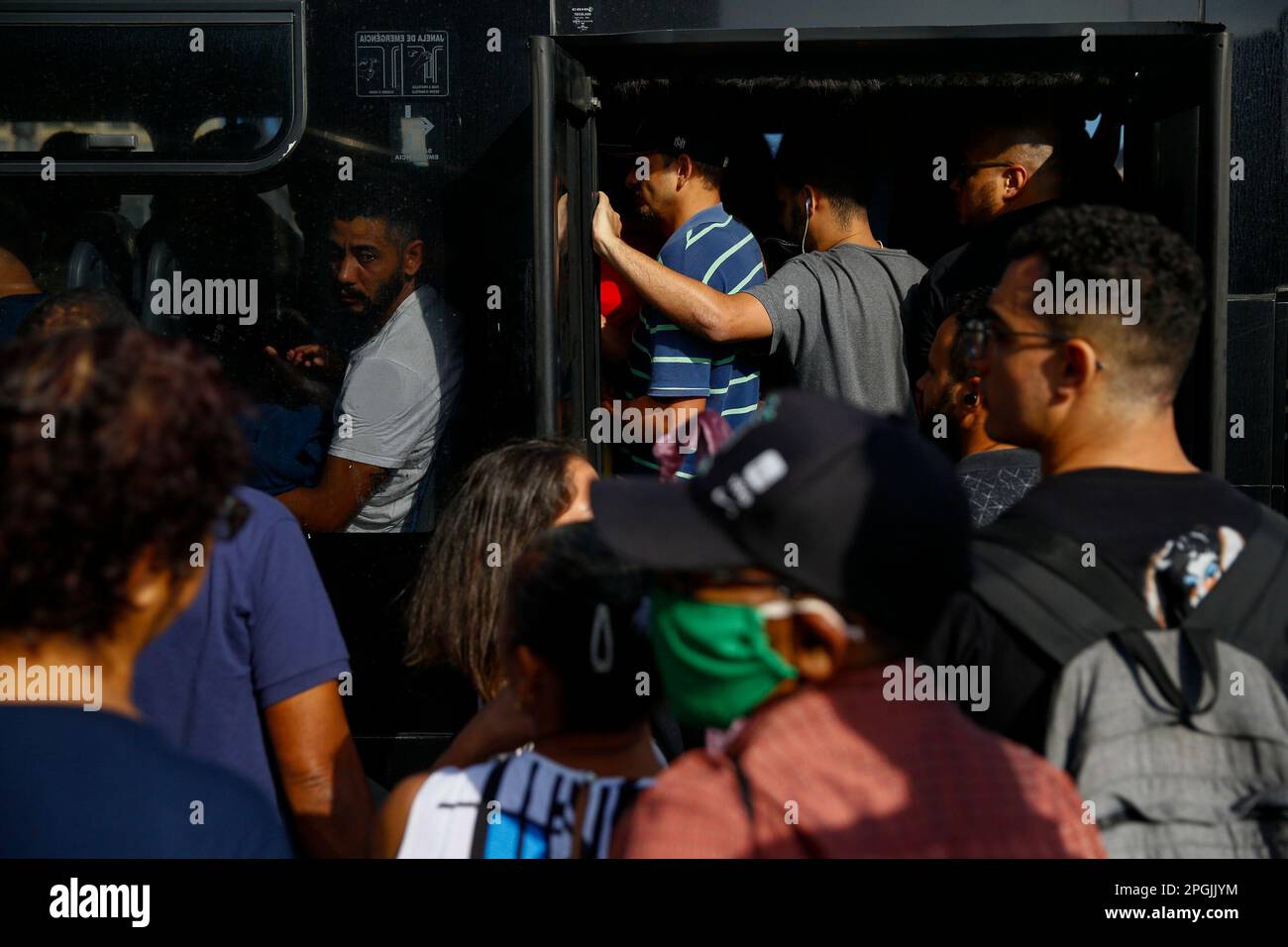 SP - Sao Paulo - 03/23/2023 - SAO PAULO, SCIOPERO DELLA METROPOLITANA - fermate di autobus affollate di fronte alla stazione Luz a causa dello sciopero della metropolitana a Sao Paulo che ha iniziato alle 00:00 questo Giovedi (23 ). Tra le richieste della categoria figurano l'apertura di una gara d'appalto pubblica per l'assunzione di emergenza, la fine dell'outsourcing e il pagamento dell'indennità in cambio del RPP (profit sharing) che, secondo il sindacato, non è stato trasferito ai lavoratori negli ultimi 2 anni. Tutte le linee gestite dalla metropolitana sono state interessate, linee 1 blu, 2 verde, 3 rosso e 15 argento della monorotaia. Foto: Suamy Beydoun/AGIF/Sipa USA Foto Stock