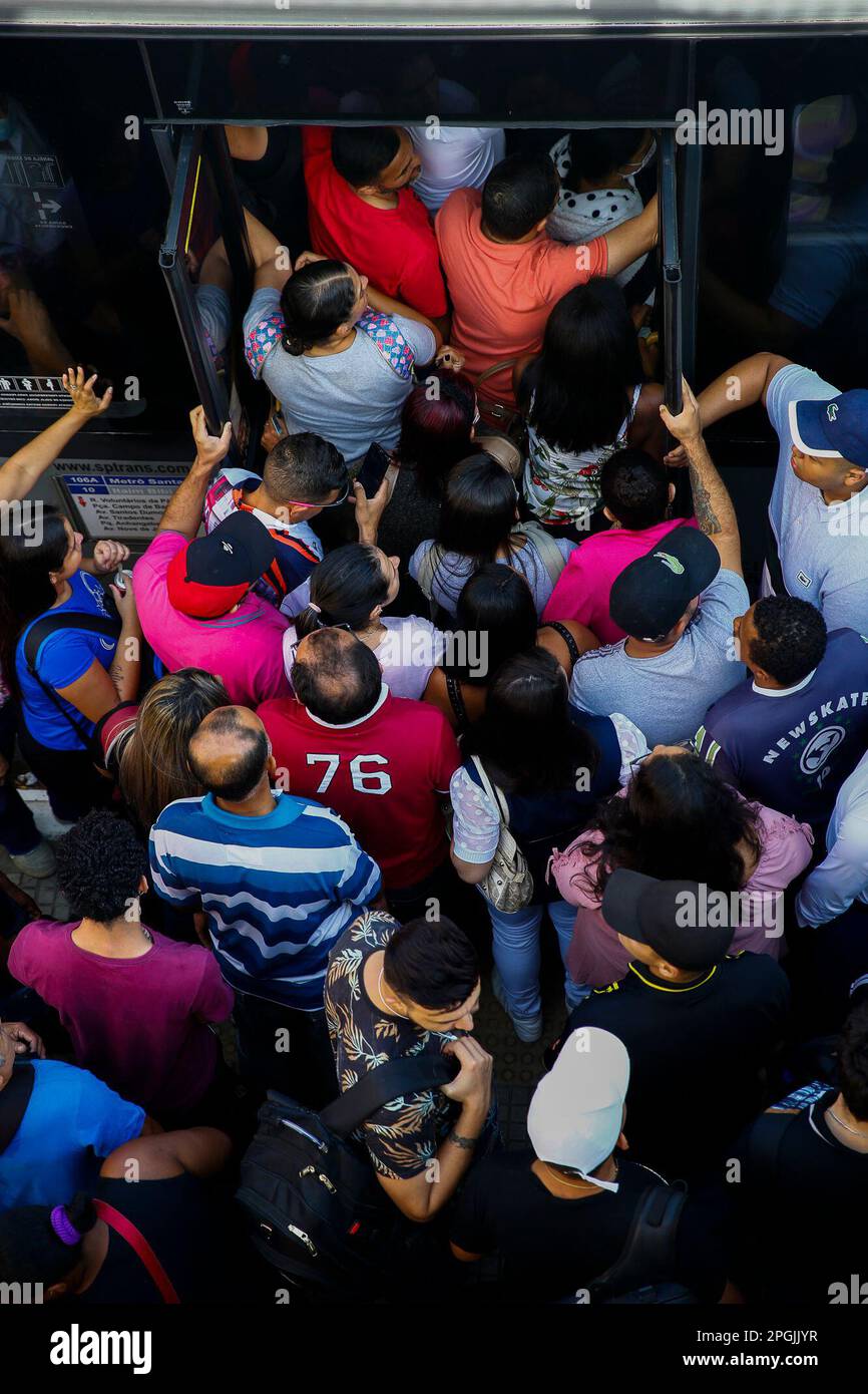 SP - Sao Paulo - 03/23/2023 - SAO PAULO, SCIOPERO DELLA METROPOLITANA - fermate di autobus affollate di fronte alla stazione Luz a causa dello sciopero della metropolitana a Sao Paulo che ha iniziato alle 00:00 questo Giovedi (23 ). Tra le richieste della categoria figurano l'apertura di una gara d'appalto pubblica per l'assunzione di emergenza, la fine dell'outsourcing e il pagamento dell'indennità in cambio del RPP (profit sharing) che, secondo il sindacato, non è stato trasferito ai lavoratori negli ultimi 2 anni. Tutte le linee gestite dalla metropolitana sono state interessate, linee 1 blu, 2 verde, 3 rosso e 15 argento della monorotaia. Foto: Suamy Beydoun/AGIF/Sipa USA Foto Stock