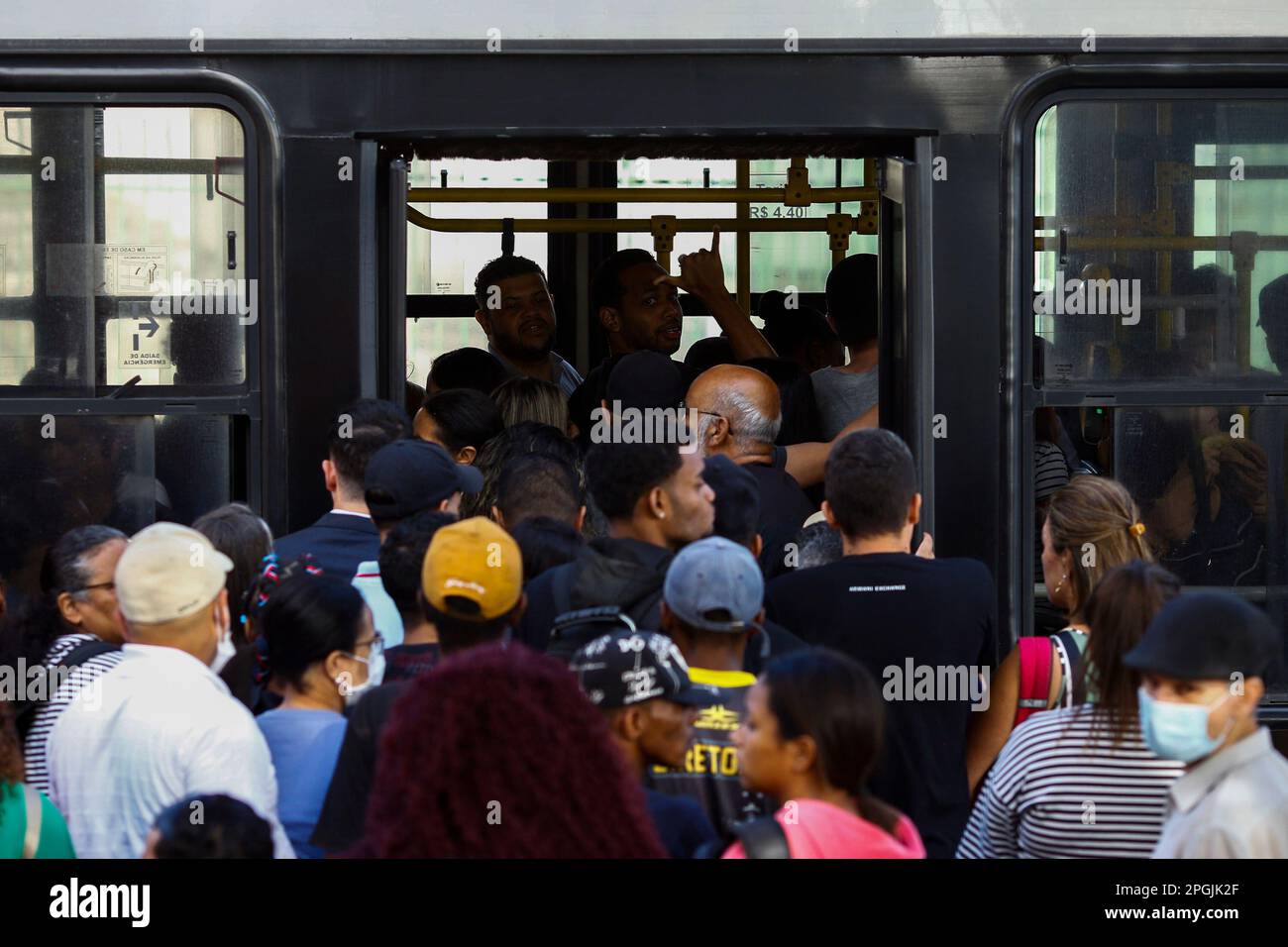 SP - Sao Paulo - 03/23/2023 - SAO PAULO, SCIOPERO DELLA METROPOLITANA - fermate di autobus affollate di fronte alla stazione Luz a causa dello sciopero della metropolitana a Sao Paulo che ha iniziato alle 00:00 questo Giovedi (23 ). Tra le richieste della categoria figurano l'apertura di una gara d'appalto pubblica per l'assunzione di emergenza, la fine dell'outsourcing e il pagamento dell'indennità in cambio del RPP (profit sharing) che, secondo il sindacato, non è stato trasferito ai lavoratori negli ultimi 2 anni. Tutte le linee gestite dalla metropolitana sono state interessate, linee 1 blu, 2 verde, 3 rosso e 15 argento della monorotaia. Foto: Suamy Beydoun/AGIF/Sipa USA Foto Stock