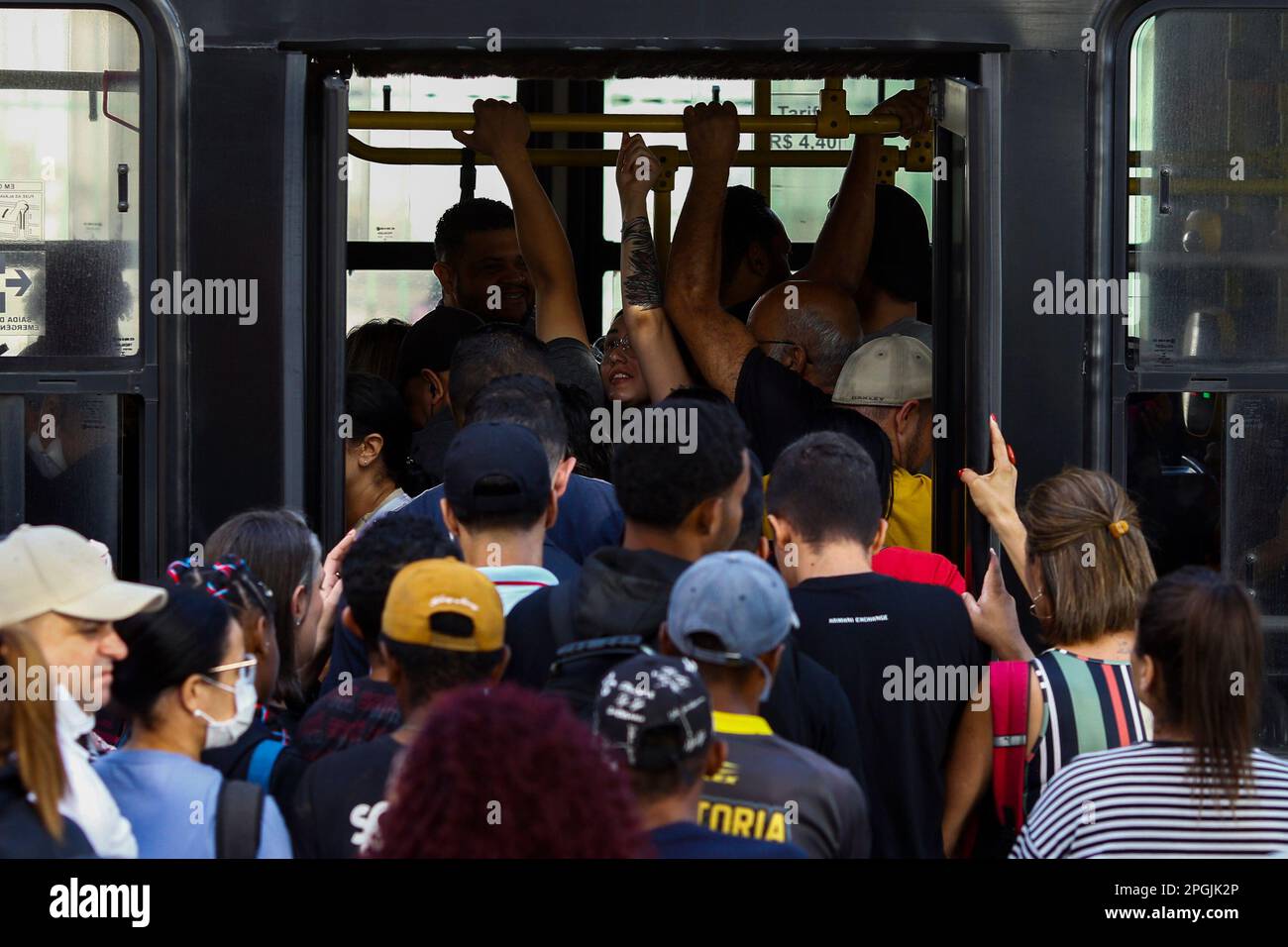 SP - Sao Paulo - 03/23/2023 - SAO PAULO, SCIOPERO DELLA METROPOLITANA - fermate di autobus affollate di fronte alla stazione Luz a causa dello sciopero della metropolitana a Sao Paulo che ha iniziato alle 00:00 questo Giovedi (23 ). Tra le richieste della categoria figurano l'apertura di una gara d'appalto pubblica per l'assunzione di emergenza, la fine dell'outsourcing e il pagamento dell'indennità in cambio del RPP (profit sharing) che, secondo il sindacato, non è stato trasferito ai lavoratori negli ultimi 2 anni. Tutte le linee gestite dalla metropolitana sono state interessate, linee 1 blu, 2 verde, 3 rosso e 15 argento della monorotaia. Foto: Suamy Beydoun/AGIF/Sipa USA Foto Stock