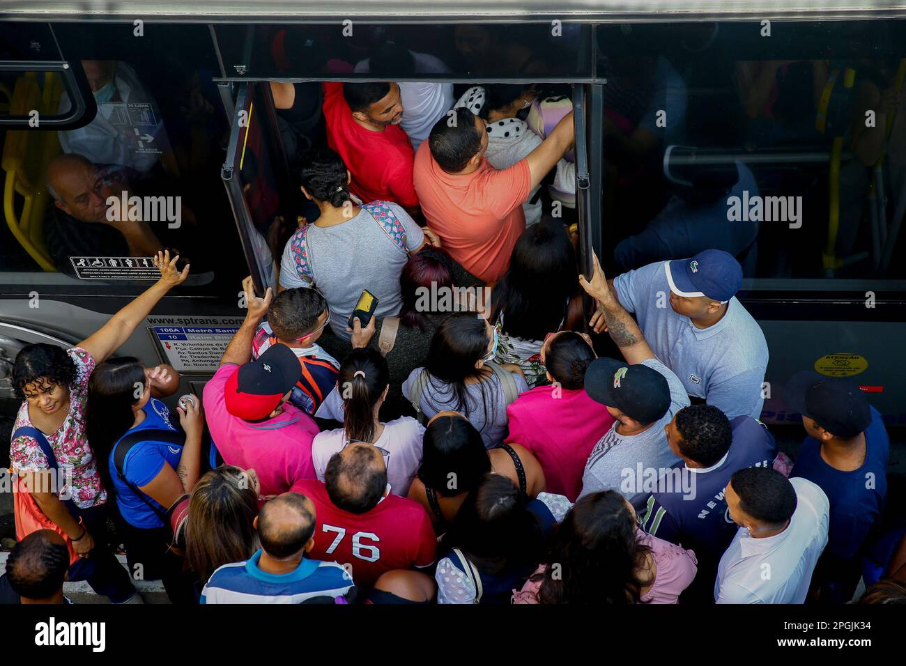 SP - Sao Paulo - 03/23/2023 - SAO PAULO, SCIOPERO DELLA METROPOLITANA - fermate di autobus affollate di fronte alla stazione Luz a causa dello sciopero della metropolitana a Sao Paulo che ha iniziato alle 00:00 questo Giovedi (23 ). Tra le richieste della categoria figurano l'apertura di una gara d'appalto pubblica per l'assunzione di emergenza, la fine dell'outsourcing e il pagamento dell'indennità in cambio del RPP (profit sharing) che, secondo il sindacato, non è stato trasferito ai lavoratori negli ultimi 2 anni. Tutte le linee gestite dalla metropolitana sono state interessate, linee 1 blu, 2 verde, 3 rosso e 15 argento della monorotaia. Foto: Suamy Beydoun/AGIF/Sipa USA Foto Stock