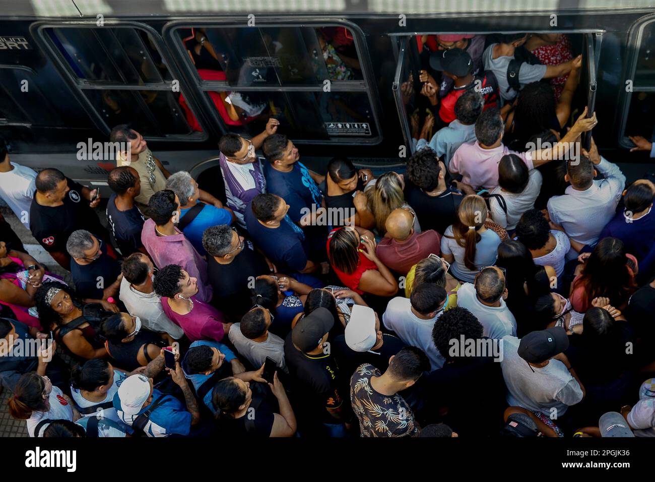 SP - Sao Paulo - 03/23/2023 - SAO PAULO, SCIOPERO DELLA METROPOLITANA - fermate di autobus affollate di fronte alla stazione Luz a causa dello sciopero della metropolitana a Sao Paulo che ha iniziato alle 00:00 questo Giovedi (23 ). Tra le richieste della categoria figurano l'apertura di una gara d'appalto pubblica per l'assunzione di emergenza, la fine dell'outsourcing e il pagamento dell'indennità in cambio del RPP (profit sharing) che, secondo il sindacato, non è stato trasferito ai lavoratori negli ultimi 2 anni. Tutte le linee gestite dalla metropolitana sono state interessate, linee 1 blu, 2 verde, 3 rosso e 15 argento della monorotaia. Foto: Suamy Beydoun/AGIF/Sipa USA Foto Stock