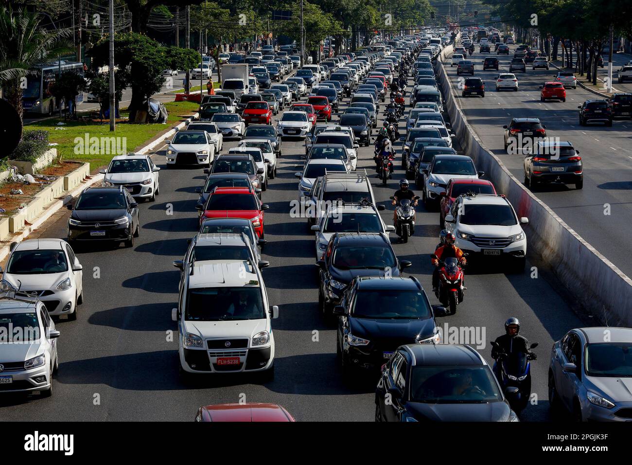 SP - Sao Paulo - 03/23/2023 - SAO PAULO, SCIOPERO DELLA METROPOLITANA - rotazione dell'automobile sospesa e traffico pesante su Avenida Prestes Maia a causa dello sciopero della metropolitana a Sao Paulo che ha iniziato alle 00:00 questo Giovedi ( 23). Tra le richieste della categoria figurano l'apertura di una gara d'appalto pubblica per l'assunzione di emergenza, la fine dell'outsourcing e il pagamento dell'indennità in cambio del RPP (profit sharing) che, secondo il sindacato, non è stato trasferito ai lavoratori negli ultimi 2 anni. Tutte le linee gestite dalla metropolitana sono state interessate, linee 1 blu, 2 verde, 3 rosso e 15 argento della monorotaia. Foto: Suamy Beydoun/AGIF/Sipa Foto Stock