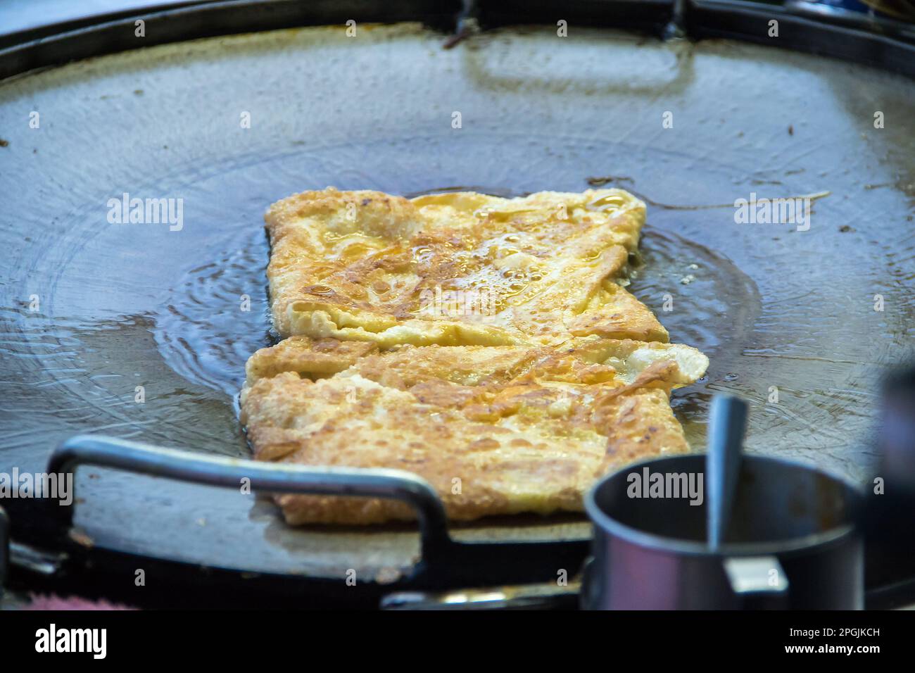 Roti in una padella profonda, cosparsa di zucchero granulato e di latte condensato dolcificato Foto Stock