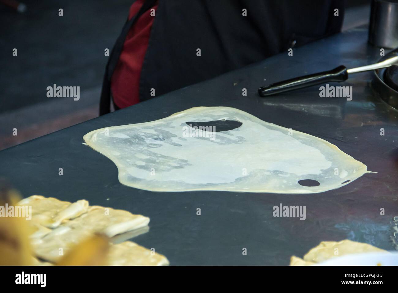 Roti in una padella profonda, cosparsa di zucchero granulato e di latte condensato dolcificato Foto Stock