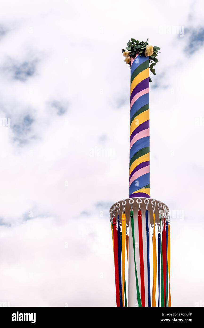 Nastri colorati appesi a un tradizionale Maypole inglese in un villaggio fete. Foto Stock