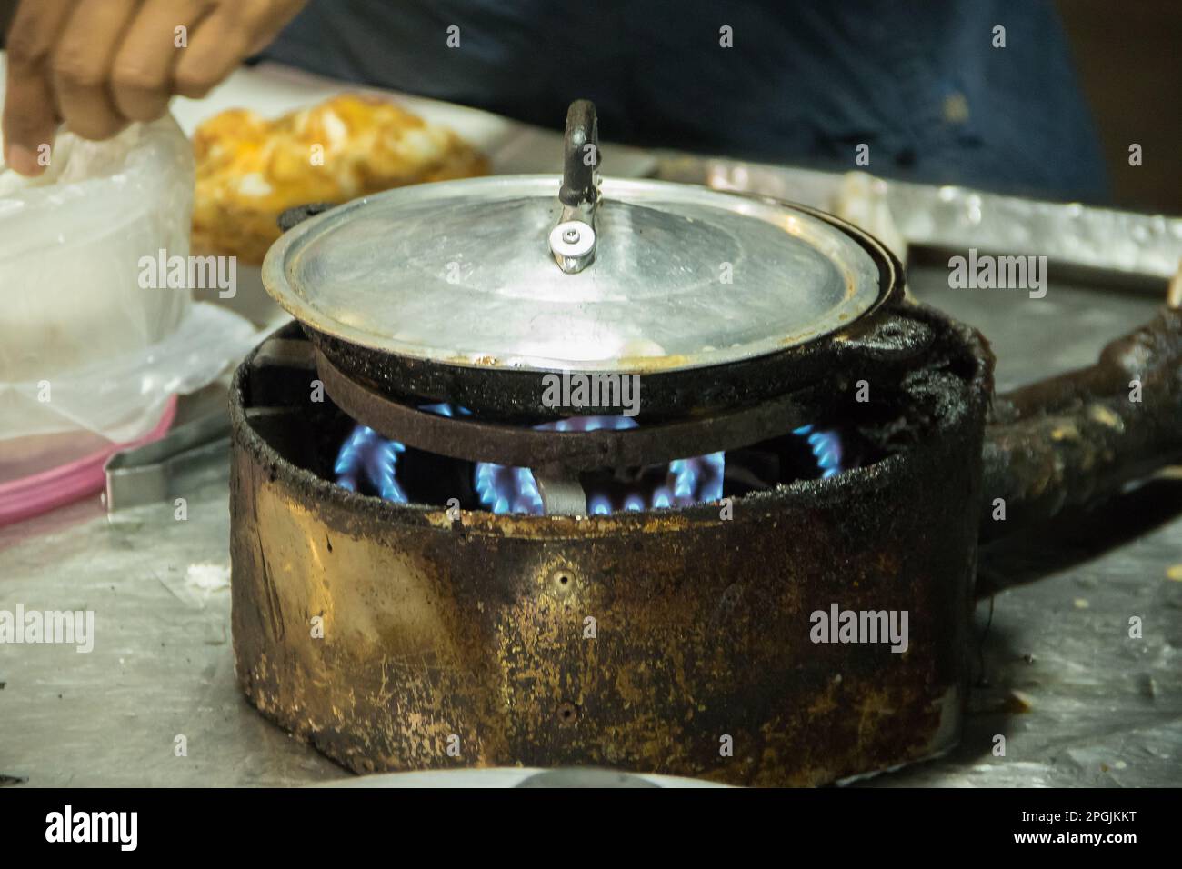 Roti in una padella profonda, cosparsa di zucchero granulato e di latte condensato dolcificato Foto Stock