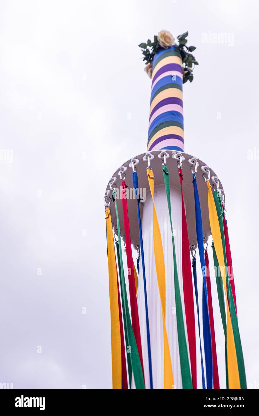 Nastri colorati appesi a un tradizionale Maypole inglese in un villaggio fete. Foto Stock
