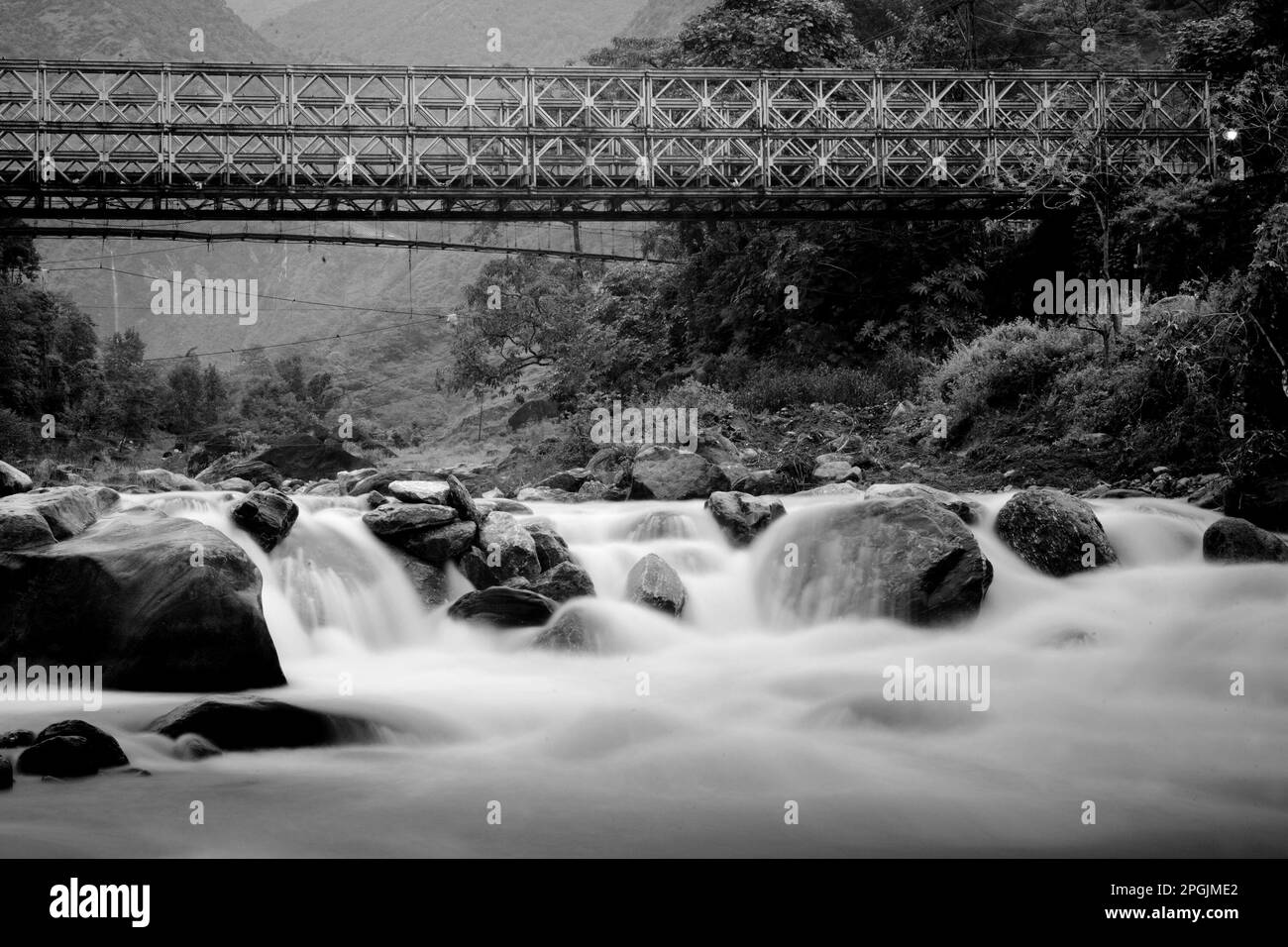 Nuovo ponte attraverso Madi Khola sulla strada per Annapurna - Nepal, Himalaya Foto Stock