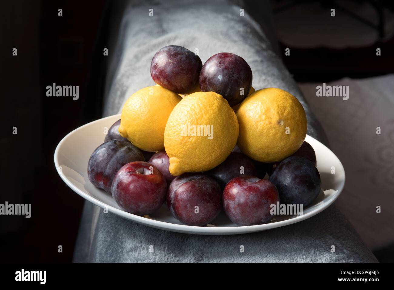 un piatto di susine e limoni, il benessere della frutta di stagione Foto Stock