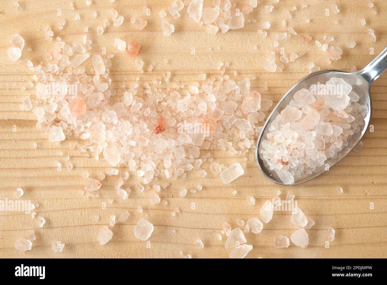 un bel mix di sale e pepe, l'importante del sale dell'himalaya, grani di pepe di varie qualità. Foto Stock