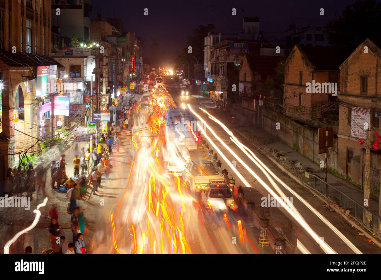 KATHMANDU, NEPAL-2 OTTOBRE: Folla di persone nepalesi locali e traffico di trasporto il 2 ottobre 2013 a Kathmandu, Nepal. Foto Stock