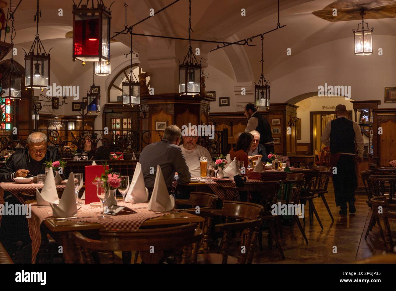 Interno del ristorante Ratkeller seminterrato, Monaco di Baviera, Germania Foto Stock