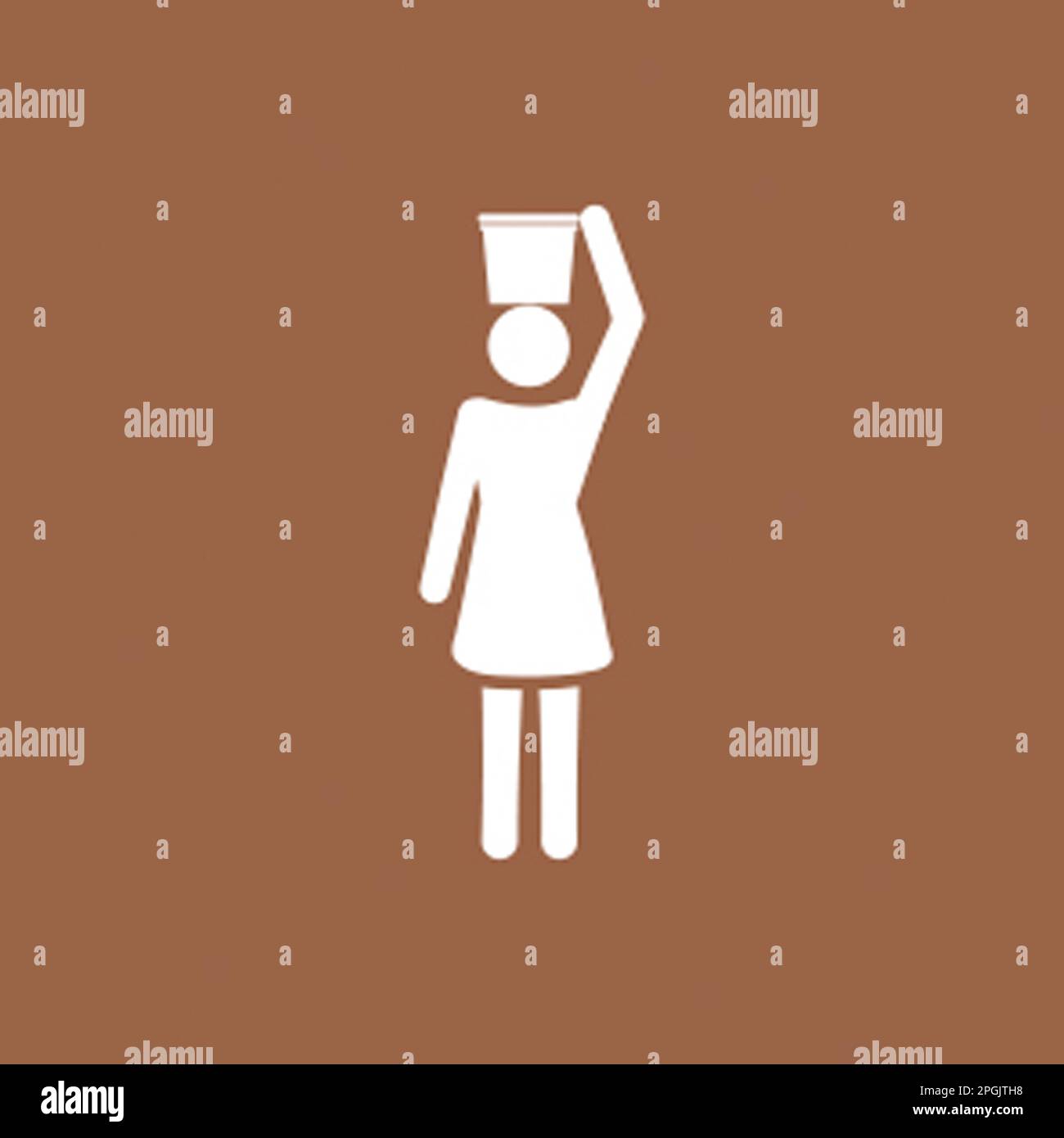 Donna con un secchio equilibrato sulla testa Foto Stock