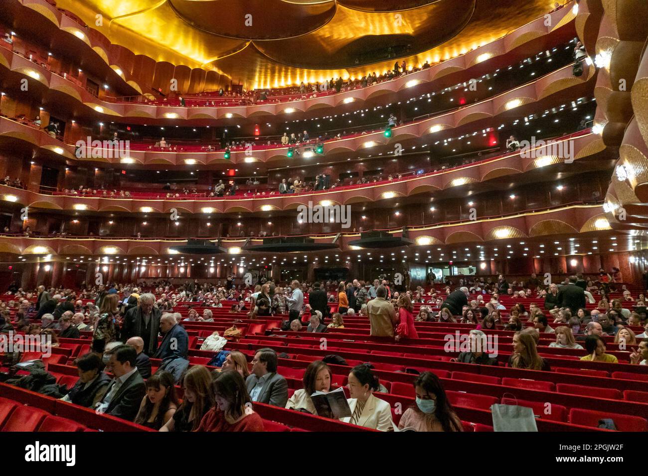 Interno dell'auditorium MAIM prima dello spettacolo, Metropolitan Opera House, New York City, USA Foto Stock