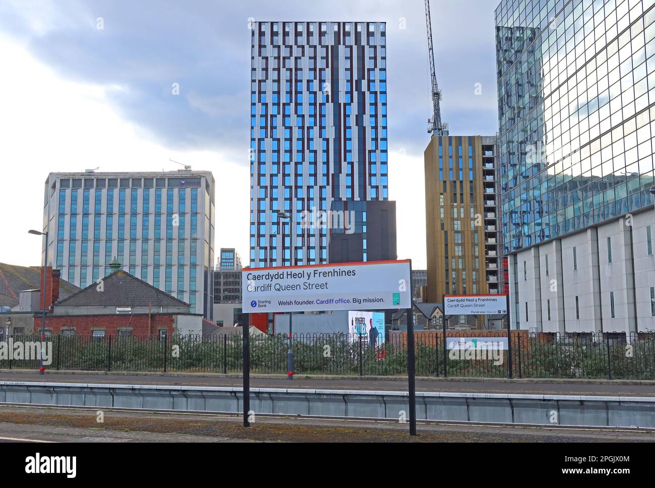 Piattaforma a Caerdydd Heol y Frenhines, Cardiff Queen Street, stazione ferroviaria, centro di Cardiff, Galles, REGNO UNITO, CF10 2UD Foto Stock