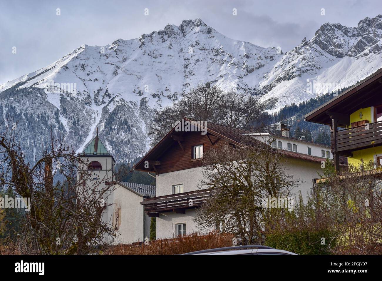 Una piccola casa nelle Alpi austriache. Con molta neve e tempo perfetto. Foto Stock