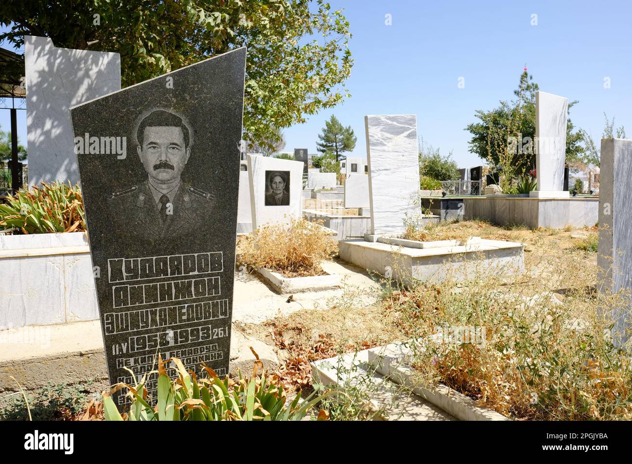 Samarcanda Uzbekistan tombe e lapidi nel moderno cimitero di Shahi Zinda visto nel mese di agosto 2022 Foto Stock