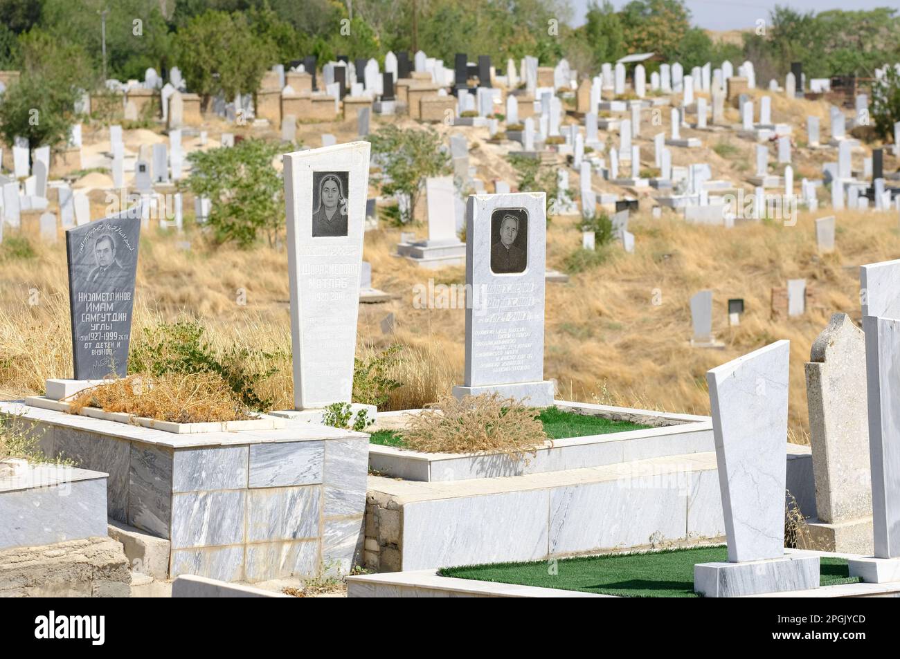 Samarcanda Uzbekistan tombe e lapidi nel moderno cimitero di Shahi Zinda visto nel mese di agosto 2022 Foto Stock