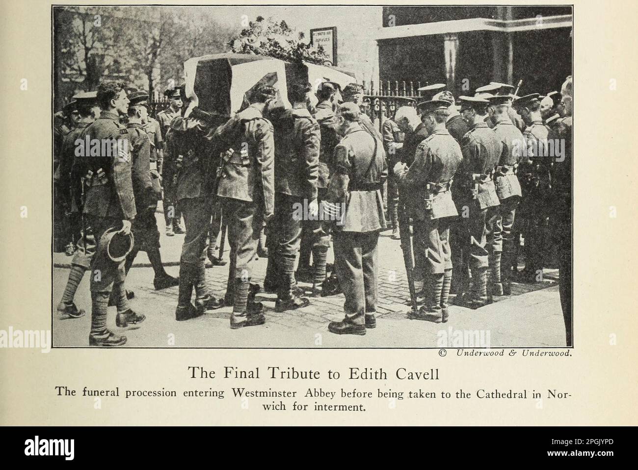 Il tributo finale a Edith Cavell la processione funebre che entrò nell'Abbazia di Westminster prima di essere portata nella Cattedrale di Norwich per l'internamento [Edith Louisa Cavell (4 dicembre 1865 – 12 ottobre 1915)] è stata una infermiera britannica. Viene celebrata per aver salvato la vita di soldati di entrambe le parti senza discriminazioni e per aver aiutato circa 200 soldati alleati a fuggire dal Belgio occupato dalla Germania durante la prima guerra mondiale, per la quale è stata arrestata sotto la legge marziale. Fu accusata di tradimento, giudicata colpevole da un tribunale marziale e condannata a morte. Nonostante le pressioni internazionali per la misericordia, era sh Foto Stock