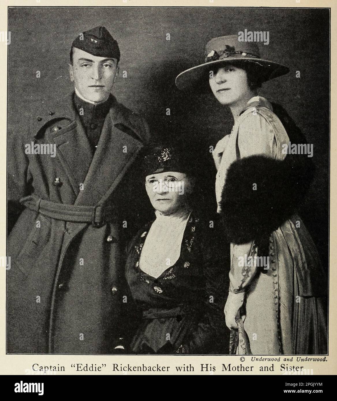 Il capitano Eddie Rickenbacker con sua madre e sorella dal libro ' azioni di eroismo e coraggio : il libro di eroi e audacia personale ' di Elwyn Alfred Barron e Rupert Hughes, Pubblicazione Data 1920 Editore New York : Harper & Brothers Editori Foto Stock