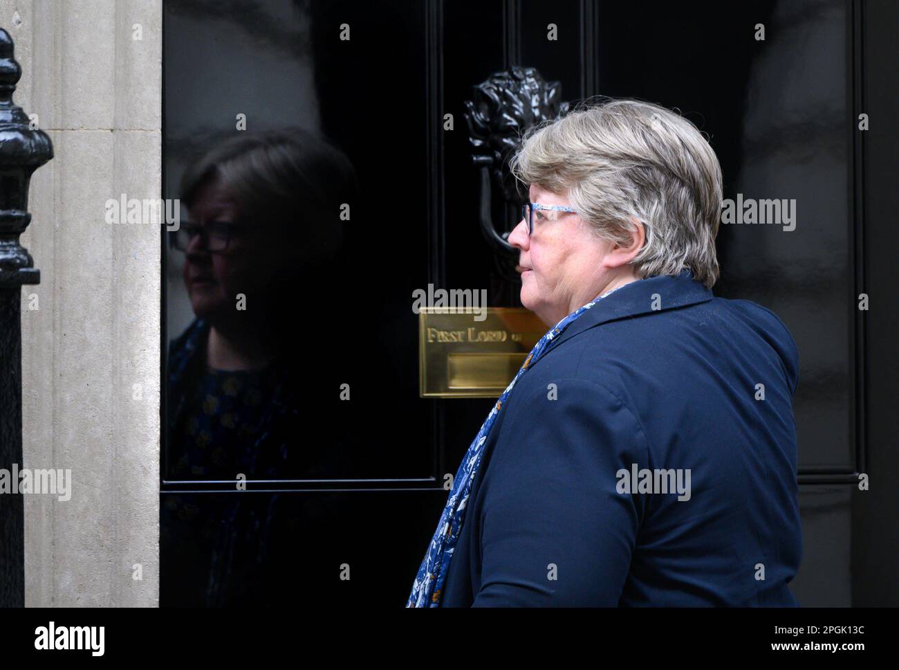 Thérèse Coffey MP - Segretario di Stato per l'ambiente, l'alimentazione e gli affari rurali - bussa alla porta del 10 Downing Street. Marzo 2023 Foto Stock