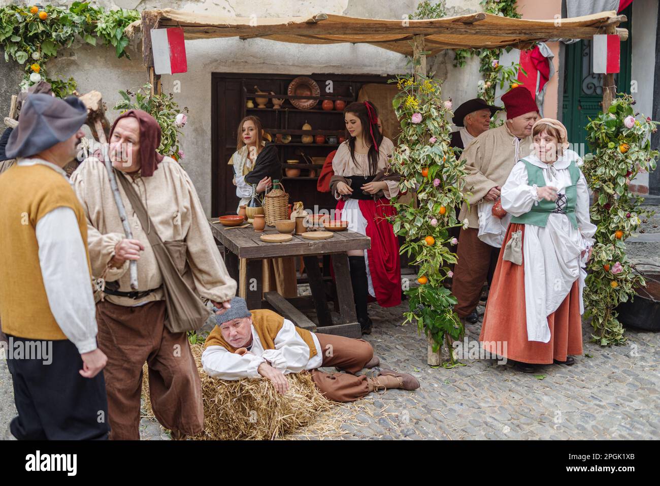 I partecipanti di rievocazione storica nella città vecchia di Taggia, nella regione Liguria Italia Foto Stock