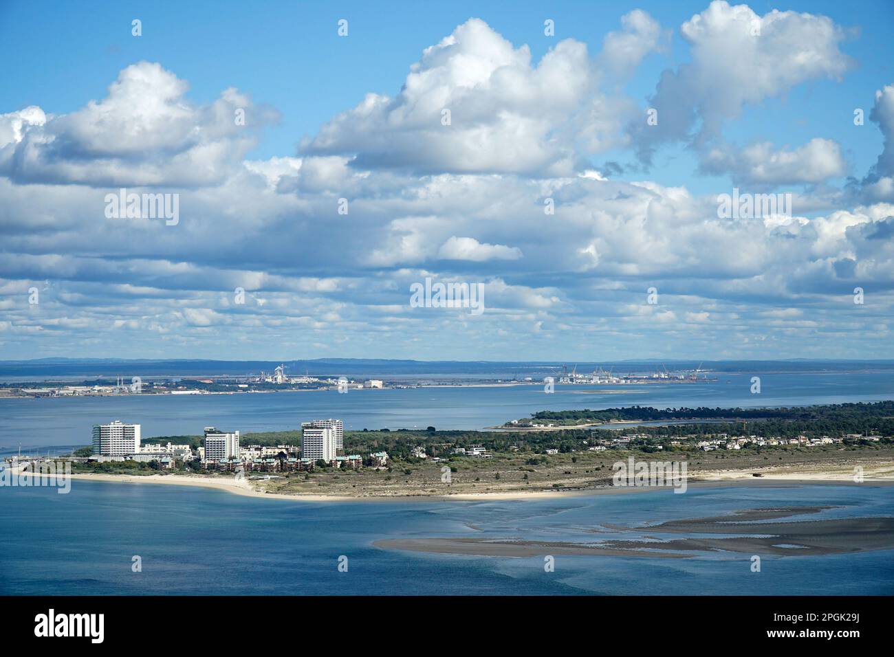 Vista sulla penisola di Tróia, con la zona industriale di Setubal sullo sfondo, con le navi che navigano in mare. Foto Stock