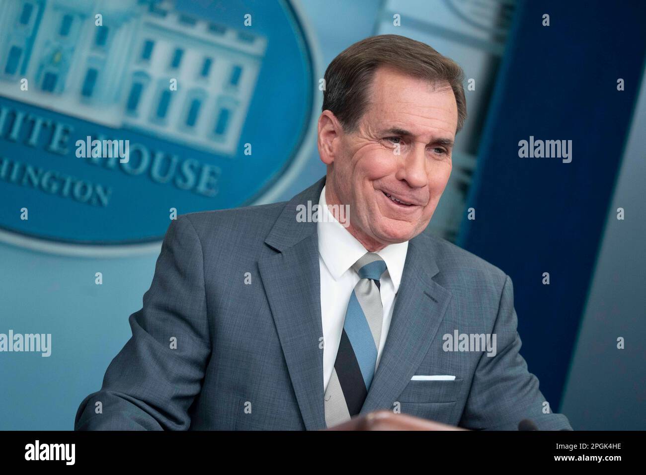 Il Coordinatore del Consiglio di sicurezza Nazionale John Kirby parla durante il briefing quotidiano alla stampa nella Sala Briefing della Casa Bianca di James S. Brady a Washington, DC mercoledì 22 marzo 2023. Credito: Bonnie Cash/Pool tramite CNP /MediaPunch Foto Stock