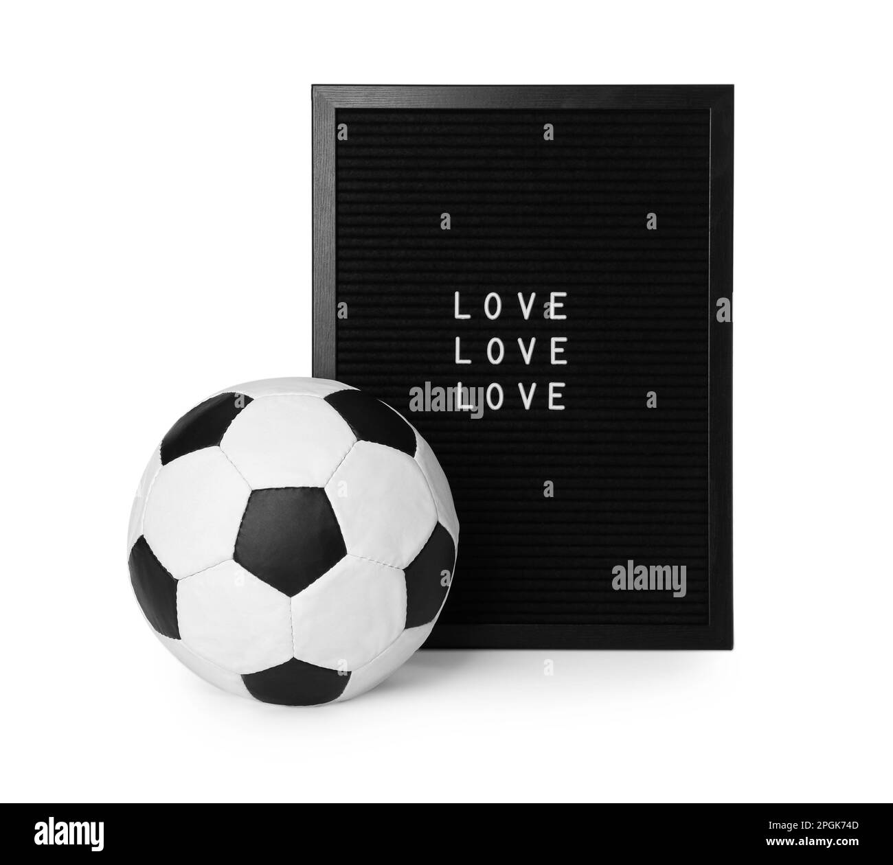 Pallone da calcio e letter board con parole Amore su sfondo bianco Foto Stock