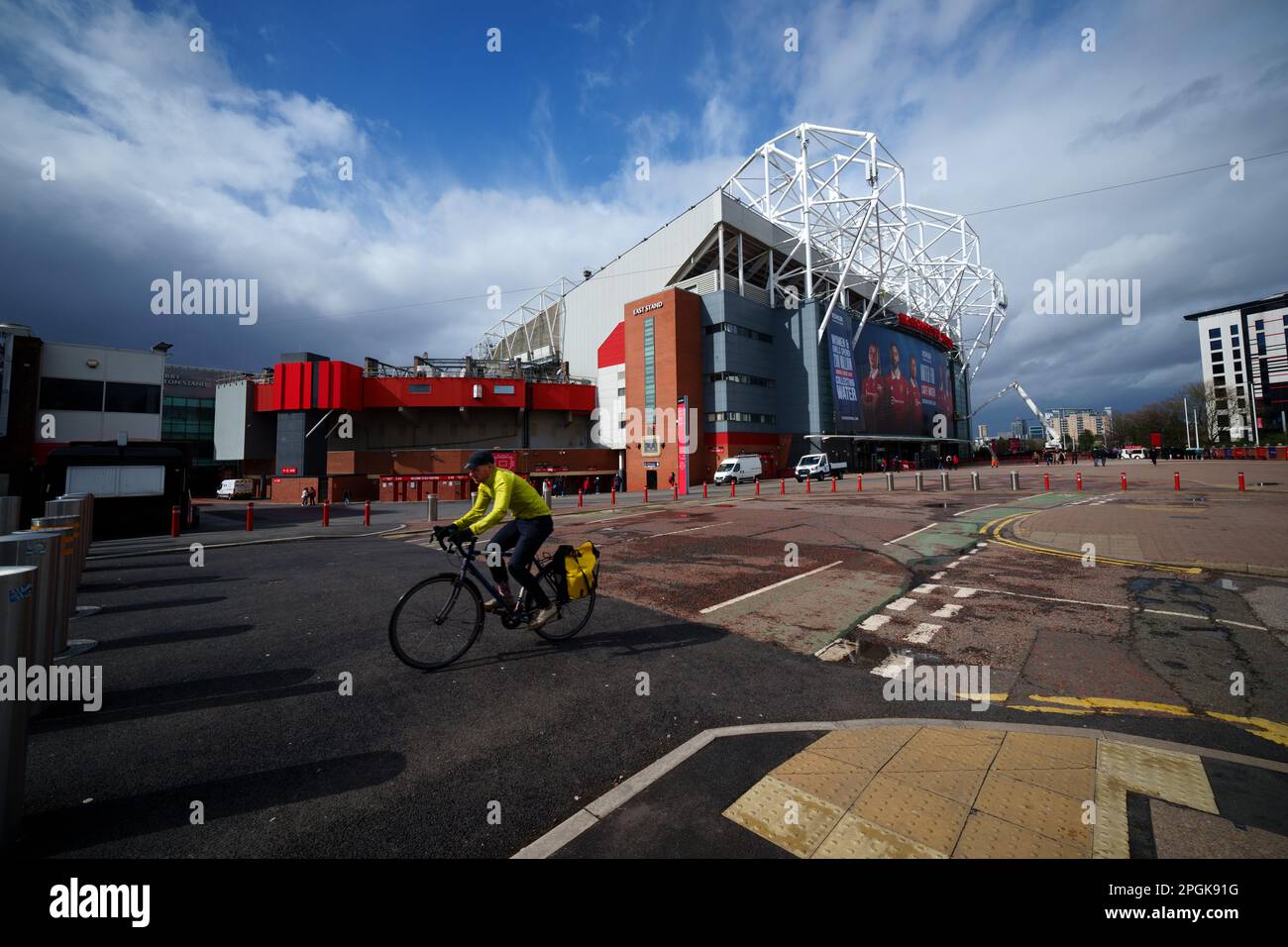 Manchester, Regno Unito, 23rd marzo 2023. L’Old Trafford del Manchester United viene visto il giorno successivo alla proroga del termine per il secondo round di offerte per il club, avvenuta mercoledì. Tra alcuni crescono i timori che i Glazers possano tentare di sfruttare l’interesse degli offerenti per cercare di spingere al rialzo il prezzo per creare una leva finanziaria per un prestito, Manchester, Regno Unito. Credit: Jon Super/Alamy Live News. Foto Stock