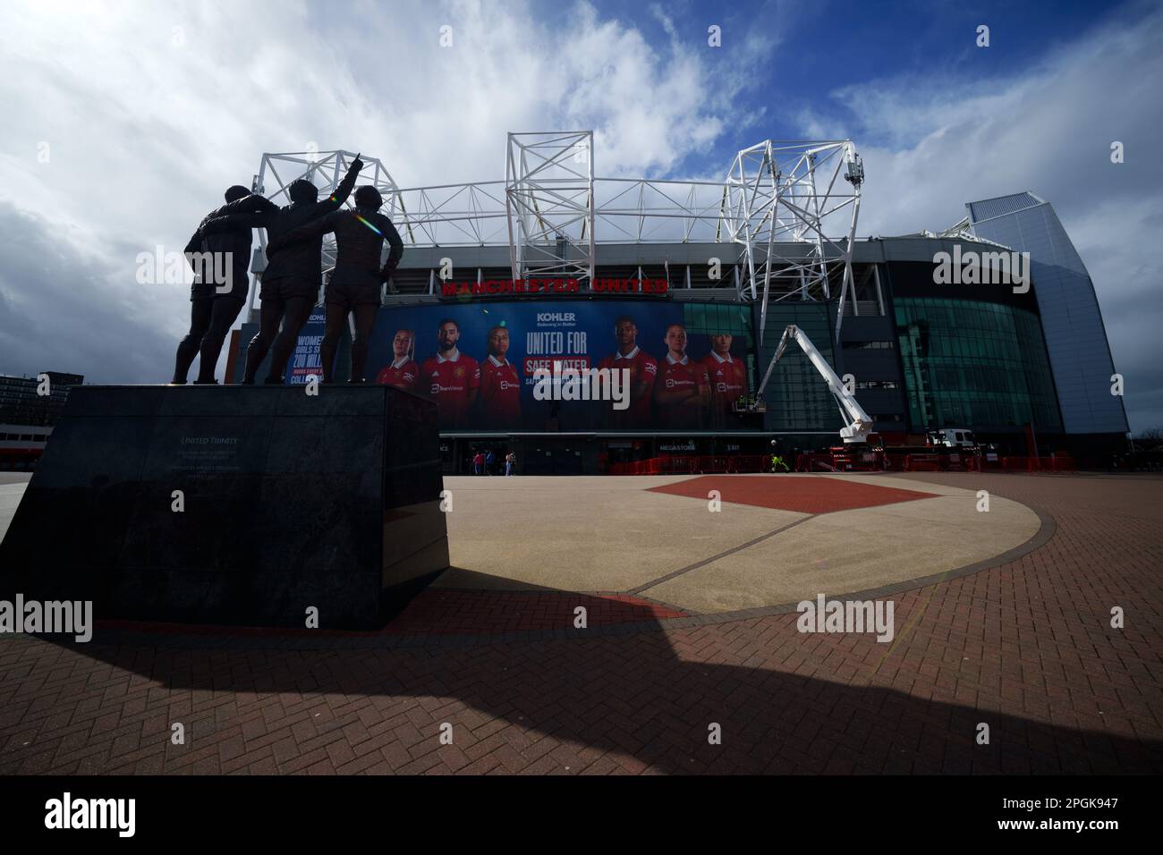 Manchester, Regno Unito, 23rd marzo 2023. L’Old Trafford del Manchester United viene visto il giorno successivo alla proroga del termine per il secondo round di offerte per il club, avvenuta mercoledì. Tra alcuni crescono i timori che i Glazers possano tentare di sfruttare l’interesse degli offerenti per cercare di spingere al rialzo il prezzo per creare una leva finanziaria per un prestito, Manchester, Regno Unito. Credit: Jon Super/Alamy Live News. Foto Stock